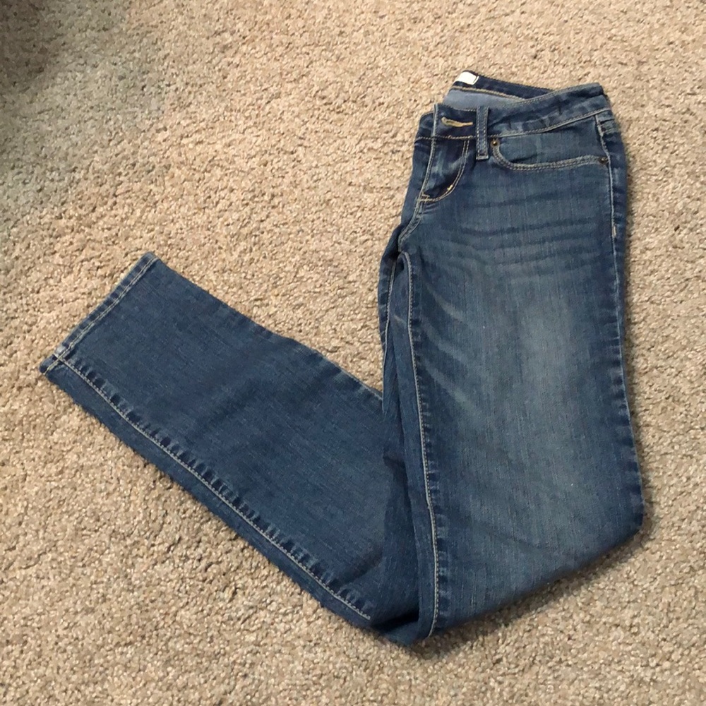 Bullhead Black• blue jeans.